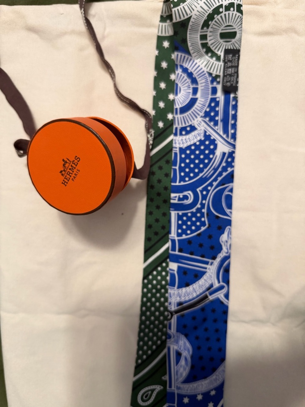 Hermès “Eperon D'or Bandana" Twilly
EUC  no stains, no tears - Picture 6 of 8